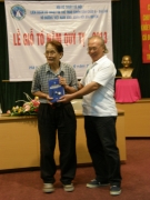 Võ sư Nguyễn Ngọc Nội tặng bác Nguyễn Thế Trường cuốn sách mới xuất bản của Võ sư